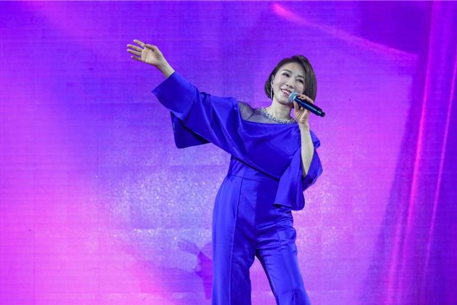 李翊君8日于「2025旺旺集团新春团拜联欢会」献唱多首经典歌。（罗永铭摄）