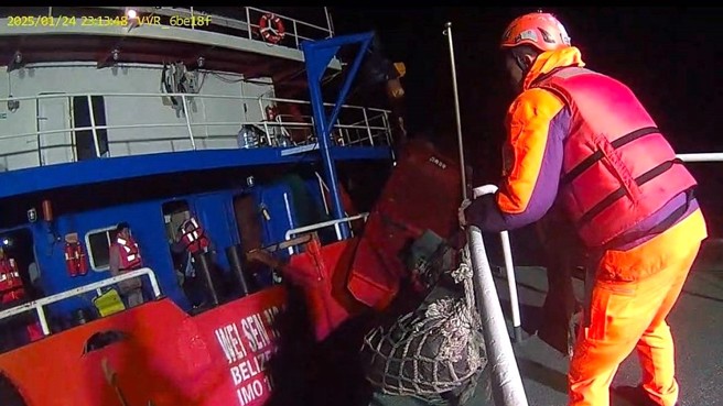 0124貝里斯籍貨輪觸礁擱淺案。（圖海巡署提供／簡銘柱翻攝）
