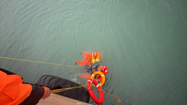 0126九宮安檢所救援落水民眾案。（圖海巡署提供／簡銘柱翻攝）