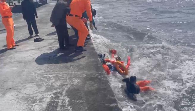 0202三條崙安檢所應處「敏男1」膠筏翻覆案。（圖海巡署提供／簡銘柱翻攝）