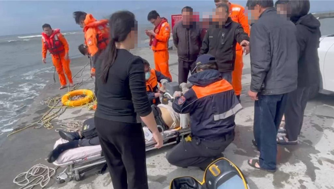 0202三條崙安檢所應處「敏男1」膠筏翻覆案。（圖海巡署提供／簡銘柱翻攝）