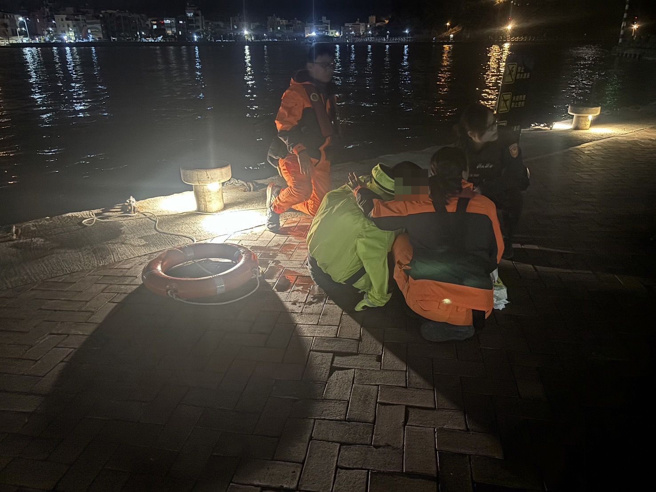 0129一港口安檢所救援落水民眾案。（圖海巡署提供／簡銘柱翻攝）