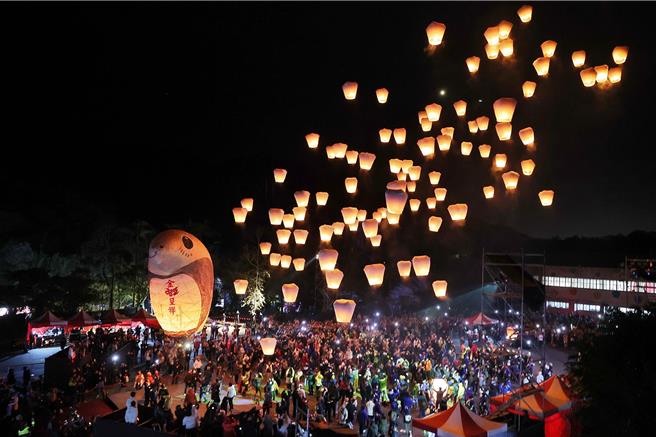 2025年新北市平溪天灯节今（8）日在平溪国中登场，新北市长侯友宜说，主灯是一只金蛇，象徵金蛇呈祥，意指蛇福泰吉。（杜宜谙摄）