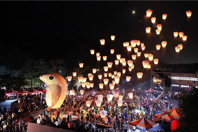 2025年新北市平溪天灯节今（8）日在平溪国中登场，新北市长侯友宜说，主灯是一只金蛇，象徵金蛇呈祥，意指蛇福泰吉。（杜宜谙摄）