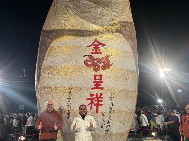 新北市长侯友宜写下「云开风浪平、溪（携）手向前行」的愿望，祈求国家、大家都能团结，人民、国家未来更好。（柯毓庭摄）