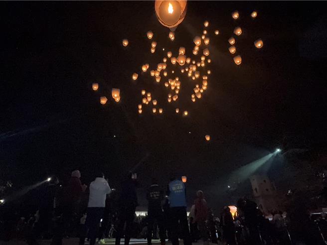 新北市长侯友宜邀请AIT处长谷立言等人一同到2025年新北市平溪天灯节放天灯。（柯毓庭摄）