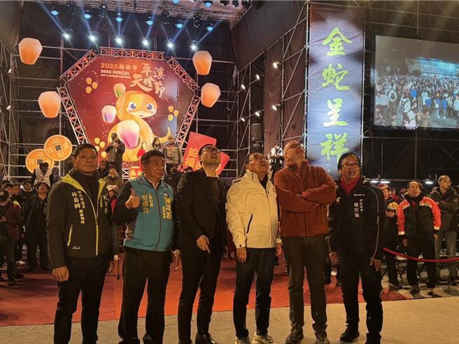 新北市长侯友宜邀请AIT处长谷立言一同到2025年新北市平溪天灯节放天灯。（柯毓庭摄）