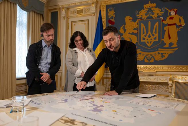 泽伦斯基接受《路透》访问时，在总统办公室摊开一张标示许多矿藏的地图，包括东部一大片标示为稀土矿藏的地带。其中约半已落在目前战线的俄罗斯一侧。（路透社）
