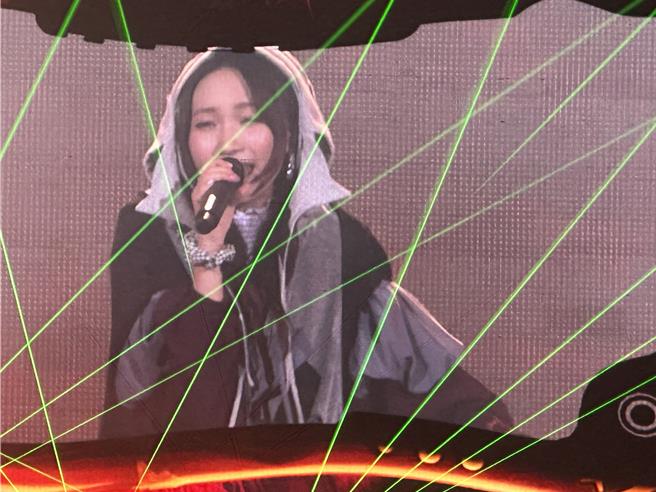 YOASOBI一连两天在台北开唱，8日有1.2万粉丝入场嗨翻小巨蛋。（读者提供）