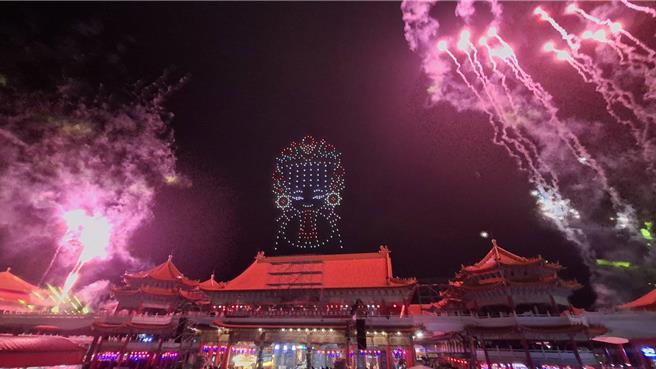 正统鹿耳门圣母庙8日晚间无人机表演搭配烟火秀相当炫丽夺目。（程炳璋摄）