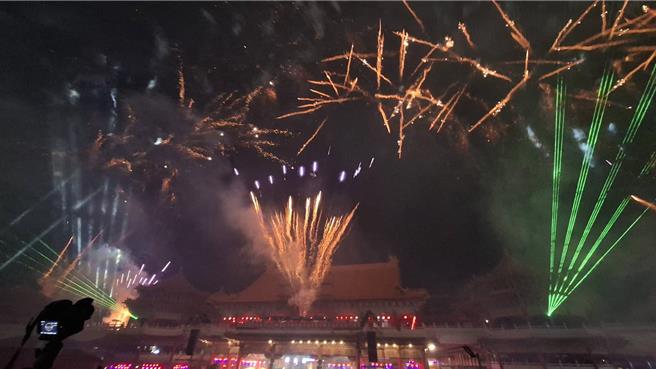 正统鹿耳门圣母庙8日晚间烟火秀十分吸睛。（程炳璋摄）