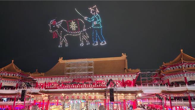 正统鹿耳门圣母庙8日晚间无人机有春牛图形。（程炳璋摄）