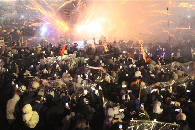 正统鹿耳门圣母庙8日晚间蜂炮施放十分刺激。（程炳璋摄）