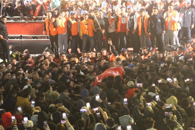 正统鹿耳门圣母庙8日晚间抢春牛状况激烈。（程炳璋摄）