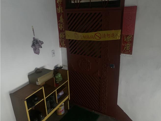 高雄警方在搜索殺人魔張介宗住處時，傳言有查扣一張「死亡筆記」，傳言可能有第 4名被害人，高雄警方低調證實未遇害。（郭良傑攝）