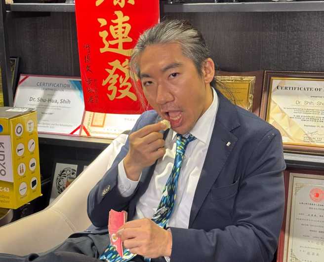 史书华于2023年4月29日发起「OMEGA名表团购活动」，强调与拥有160年歷史的瑞士精品OMEGA合作，贩售「绝对正版」手表，并以「惊喜价」吸引买家。（翻摄盾牌牙医史书华脸书）