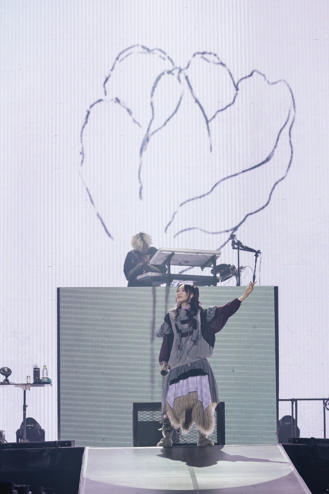 YOASOBI一连两天在台北开唱，8日有1.2万粉丝入场嗨翻小巨蛋。（图／好玩国际文化提供）