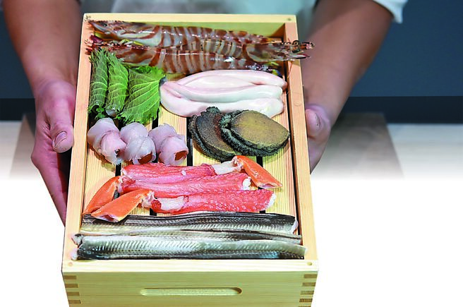 台中「龙富天妇罗」的海鲜食材包括明虾、乌鱼鳔、午仔鱼、乌鱼子、松叶蟹腿，鲍鱼和星鳗等。图／姚舜