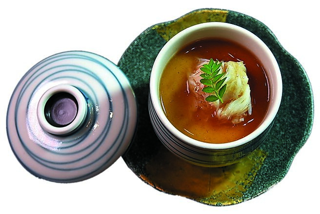 台中「龙富天妇罗」的「茶碗蒸」，吃得到整颗干贝或松叶蟹肉。图／姚舜