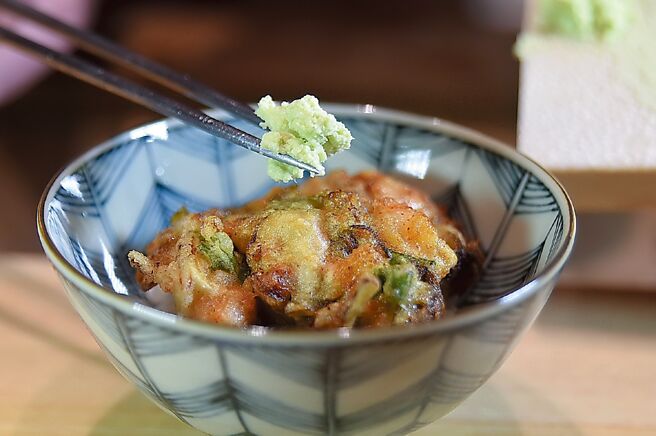台中「龙富天妇罗」本季套餐的压轴「天丼蚵嗲」，是以澎湖老蚵、东石剑虾与山芹菜炸成「蚵嗲」，搭配用北海道七星米炊煮的米饭。图／姚舜