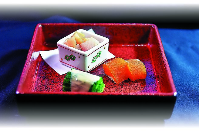 台中「龙富天妇罗」的套餐是依怀石／会席料理出菜程序设计，前菜有「油醋青魽」、「柿饼起司」，以及「胡麻时蔬」。图／姚舜