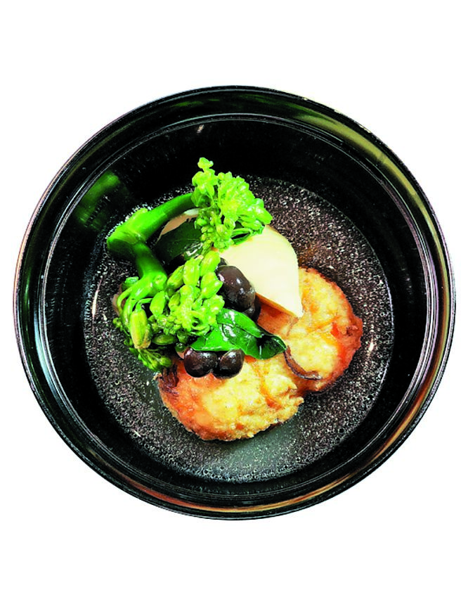台中「龙富天妇罗」本季套餐中的煮物「飞龙头」，是将手工制作的盐滷豆腐打制成泥，再加入季节蔬菜捏制成球状后，先油炸再以日式高汤煨煮成菜。图／姚舜