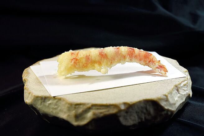 台中「龙富天妇罗」的「炸虾天妇罗」，麵衣色淡、紧实，肉质Q弹鲜甜。图／姚舜