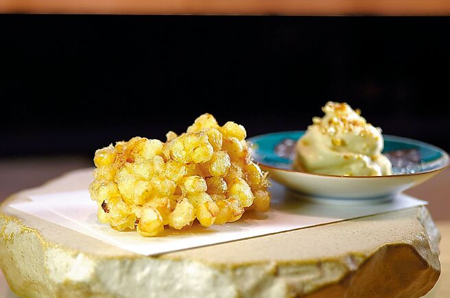 台中「龙富天妇罗」的「玉米天妇罗」，是现削水果玉米沾裹麵糊以中温油炸，麵衣松软不腻，并搭配奶油慕斯上桌。图／姚舜