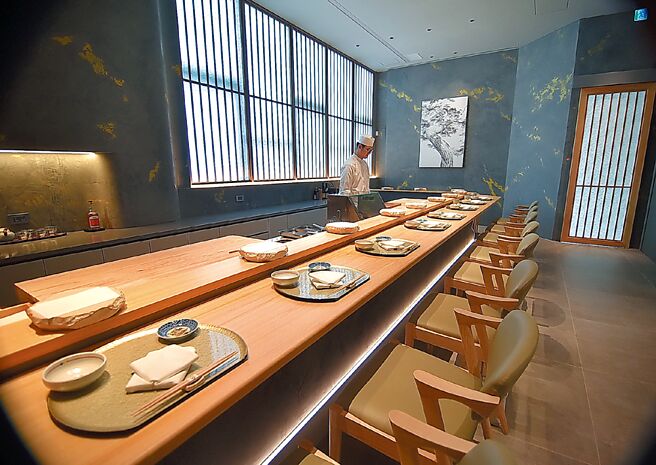 台中「龙富天妇罗」占地约30坪，可接待11位客人在板前用餐。图／姚舜