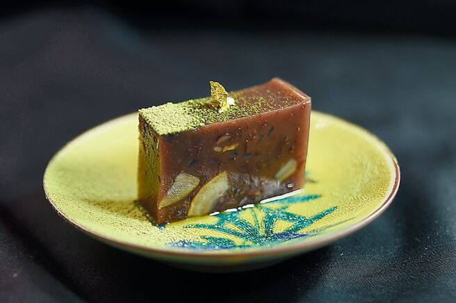 台中「龙富天妇罗」本季套餐的甜点，为用红豆和栗子手工自制的「水羊羹」。图／姚舜