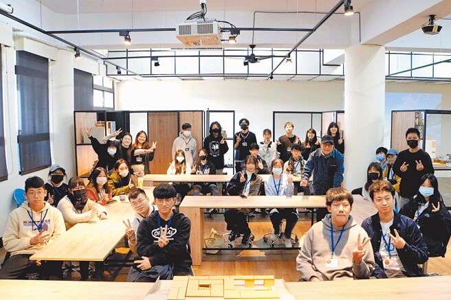 大叶大学空设系举办高中职设计工作坊，带领学生开拓数位设计与AI技术视野。图／大叶大学提供