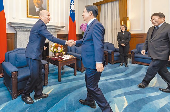 为化解政治僵局，赖清德总统10日将启动院际协商权，邀集五院院长会商。图为立法院长韩国瑜（左）日前率团赴美参加川普就职，行前入府与赖总统（中）会谈。（总统府提供）