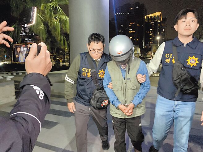 涉嫌杀害分尸3名妇人的张介宗（中）被移送高雄地检署复讯，检察官依杀人重罪、有灭证之虞向法院声请羁押获准。（郭良杰摄）