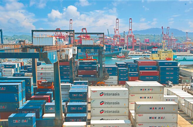 圖為基隆港區碼頭貨櫃堆疊。（本報資料照片）