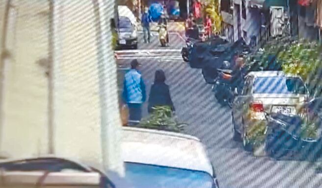 張姓婦人與張介宗於今年1月17日一同返回前鎮區住家畫面。（讀者提供／洪靖宜高雄傳真）