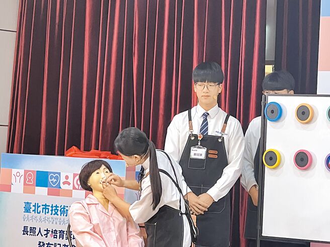 台北市2022年6月邁入「超高齡城市」，長照人力逐漸缺乏，因此北市教育局與聯合醫院合作，提出對照護科學生的獎補助計畫。圖為照護科學生實際演示鼻胃管清潔照護。（張珈瑄攝）