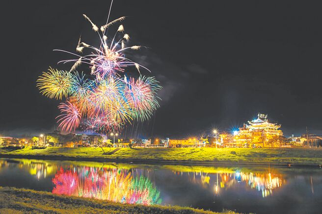 宜兰县冬山乡将在8日晚间举办冬山元宵花火节，烟火施放时间长达600秒，图为去年花火节照片。（冬山乡公所提供／李忠一宜兰传真）