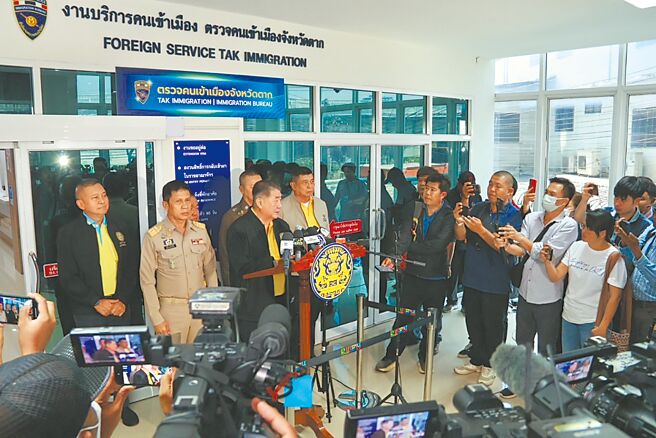 61名被誘騙至緬甸電詐園區的外籍人員於6日被緬方移交給泰國達府湄索邊境檢查站，其中包括39名中國公民。（新華社）