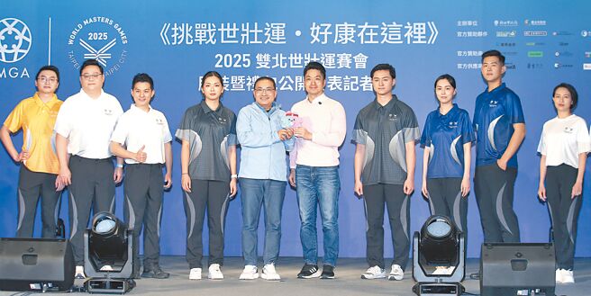 2025雙北世界壯年運動會將於5月17日登場，新北市長侯友宜（左五）與台北市長蔣萬安（右五）7日共同發布賽會專屬6款服裝及選手禮包。（范揚光攝）