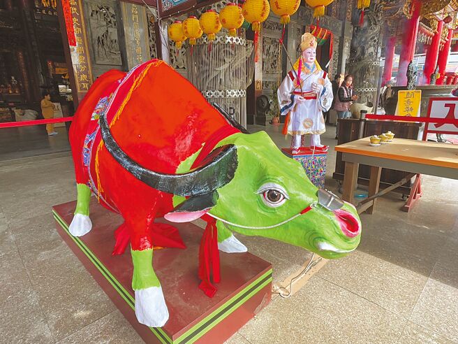 為避免爭搶，正統鹿耳門聖母廟的春牛今年牛身的皮紙更薄，更容易拆解。（正統鹿耳門聖母廟提供／程炳璋台南傳真）