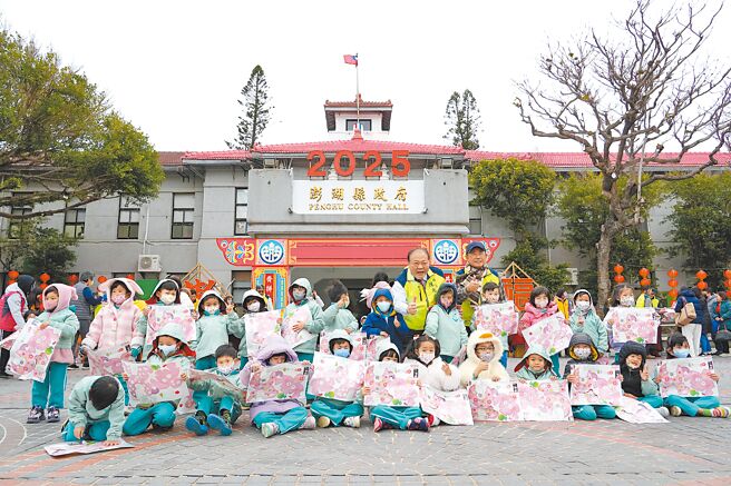 澎湖县政府7日上午循例在县府前广场发送2000份象徵财富福气的「小花蛇」造型纸雕提灯。（澎县府提供／许逸民澎湖传真）