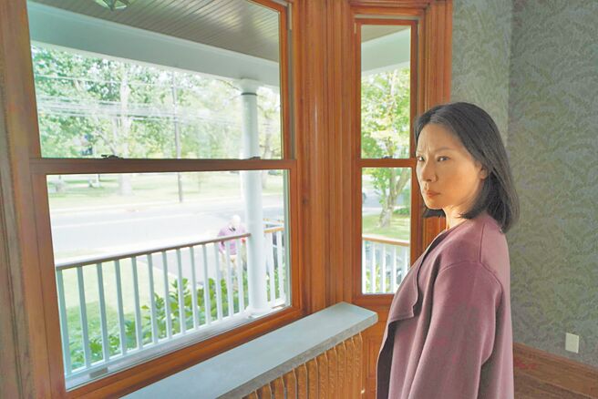 刘玉玲饰演蕾贝卡，带家人入住新房却面临一连串灵异事件。（采昌提供）