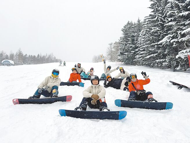 滑雪风潮盛行，许多人喜欢呼朋引伴，也带动滑雪商机。（可乐旅游提供）