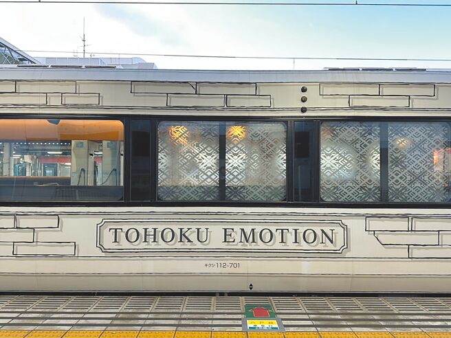 最美的移動餐廳「東北EMOTION號」，是由日本知名設計師奧山清行操刀。（吳娮翎攝）