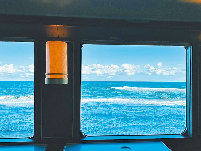 「東北EMOTION號」行駛於久慈站至八戶站之間，2小時的旅途中可邊享受美食邊看海景。（吳娮翎攝）