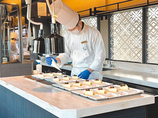 「東北EMOTION號」有名廚駐點提供現做美食。（吳娮翎攝）