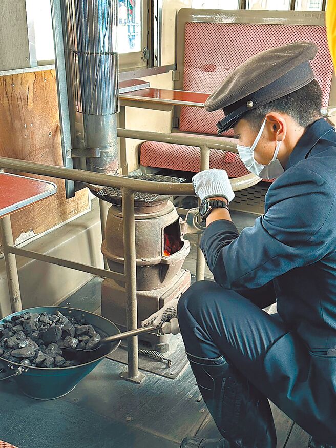 暖爐列車固定在每年12月1日到次年的3月31日運行，藉由懷舊復古的燒炭暖爐提升車廂內的溫度。（吳娮翎攝）