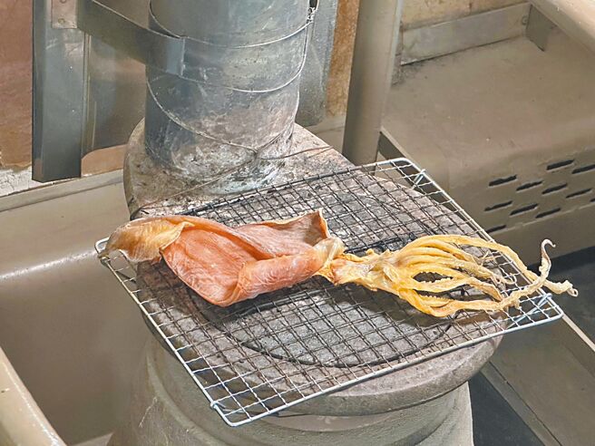 暖爐列車上販售現烤魷魚乾，讓旅客可以在暖爐的復古體驗中，一邊欣賞窗外雪景、一邊品嘗美食。（吳娮翎攝）