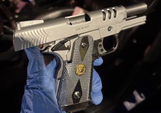 绿灯仍停路中央太可疑 北市警盘查起获玩具枪