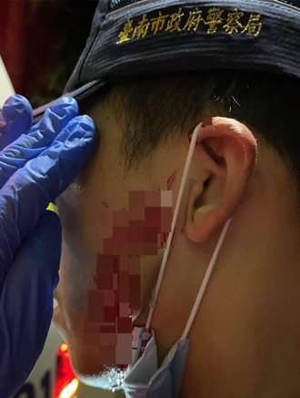 怪男持雙刀街頭閒晃  1警壓制奪刀臉部遭劃傷